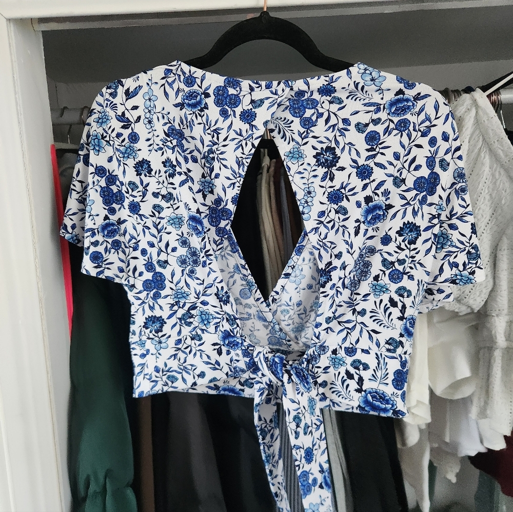 Floral Blue & White V-Neck Crop Top - Picture 3 of 3